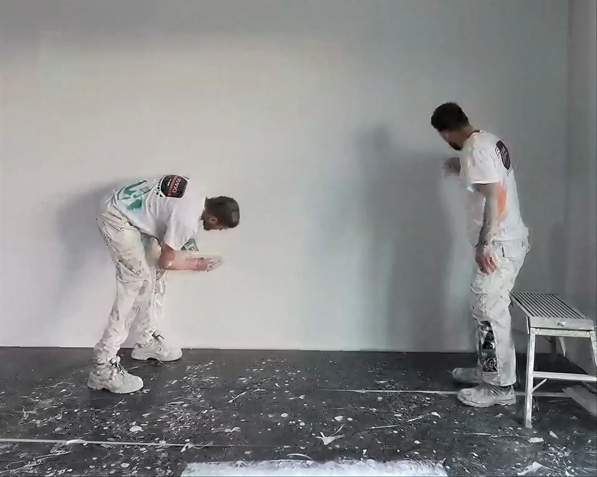 Ons team samen aan het werk aan een witte wand