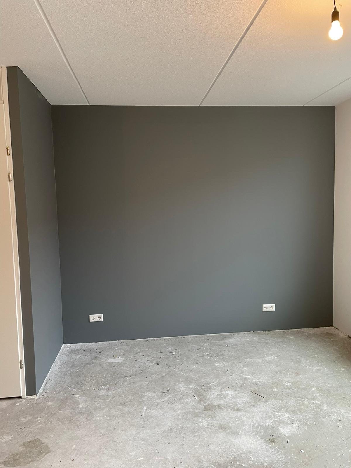 Door ons afgewerkte groene wand in een lichte nieuwbouwwoning